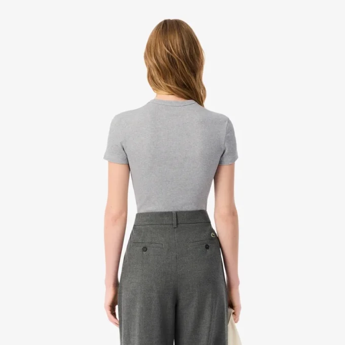 Dámské tričko ze žebrované bavlny se slim fit střihem Dámské tričko ze žebrované bavlny se slim fit střihem
