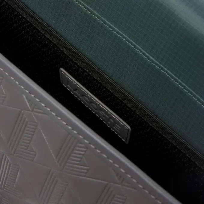 Malá kožená taška s klopou a monogramem
