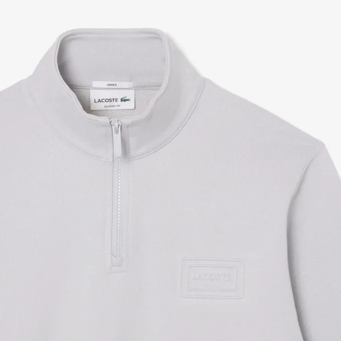 Mikina s vysokým límcem a reliéfním potiskem na zip Mikina s vysokým límcem a reliéfním potiskem na zip