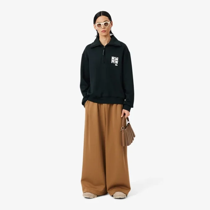 Mikina s vysokým límcem, zipem a nášivkou z módní přehlídky