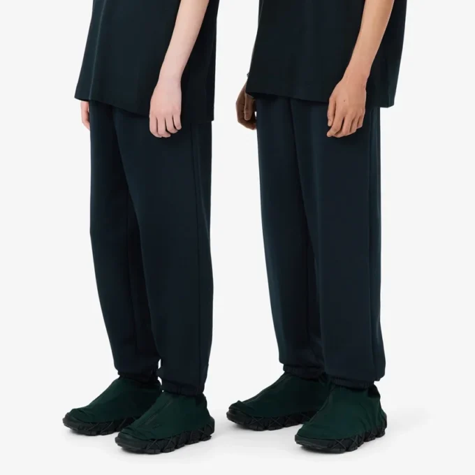 Saténové joggery z kolekce Runway